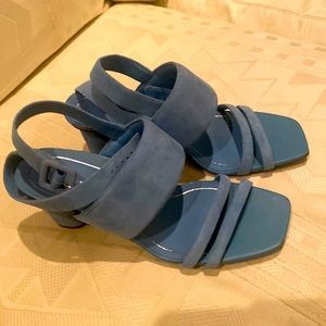 Brand new Vionic 2 inch heel velvet sandals, strappy ankle, beautiful, trendy